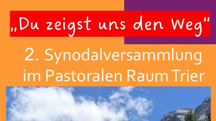 ein Wegweiser aus Holz zeigt mit der Spitze in den Himmel, an dem sich leichte Wolken zeigen