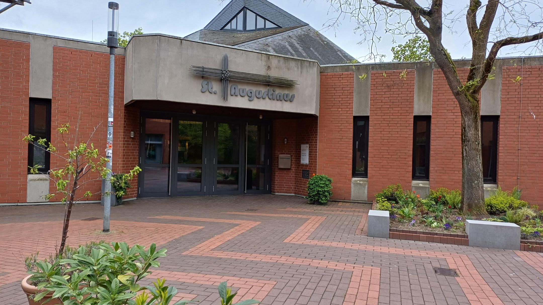 Blick auf den Eingangsbereich zur Kirche St. Augustinus