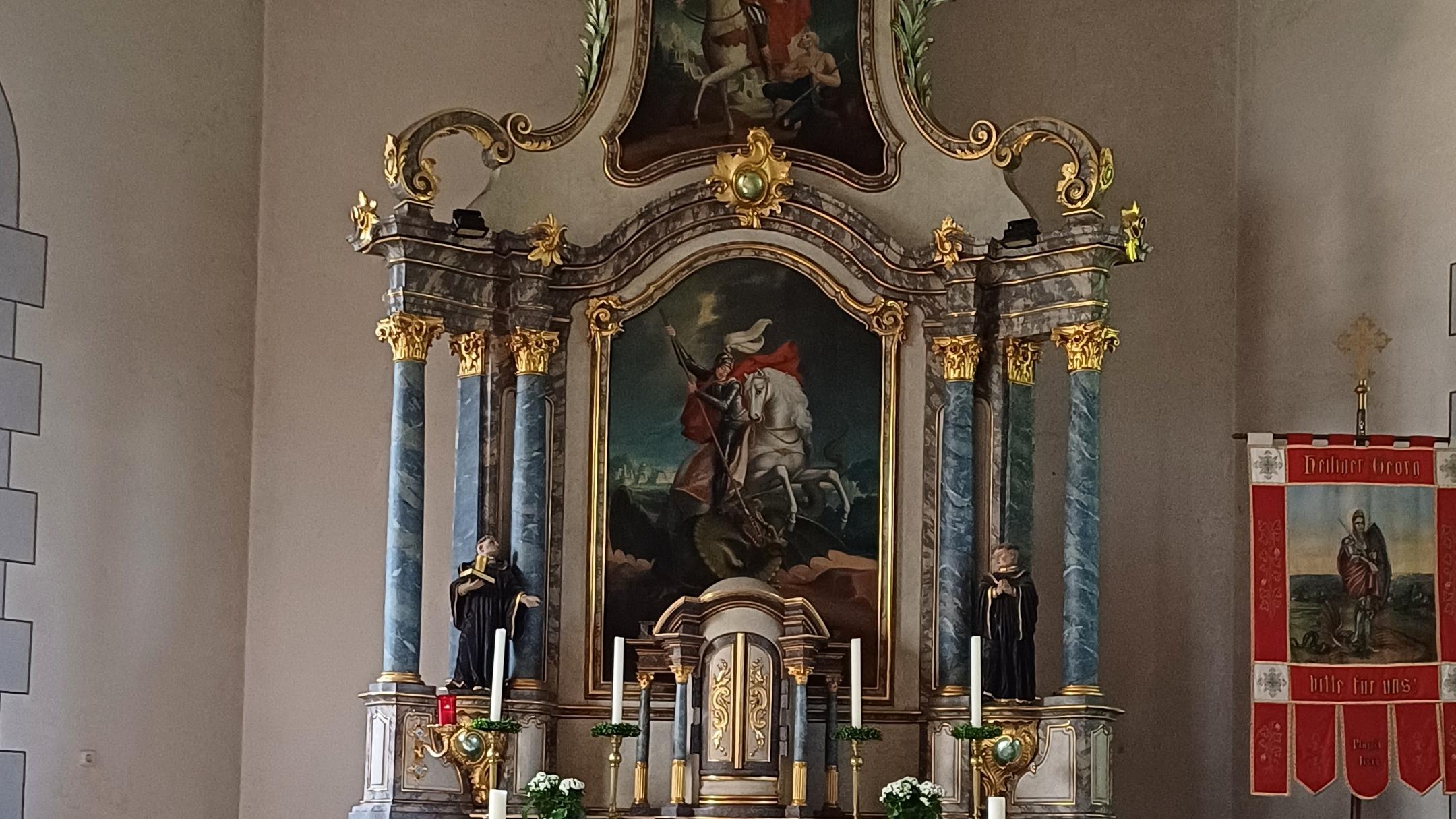 Hochaltar Kirche St. Georg Trier Irsch, davor der Volksaltar aus hellem Stein