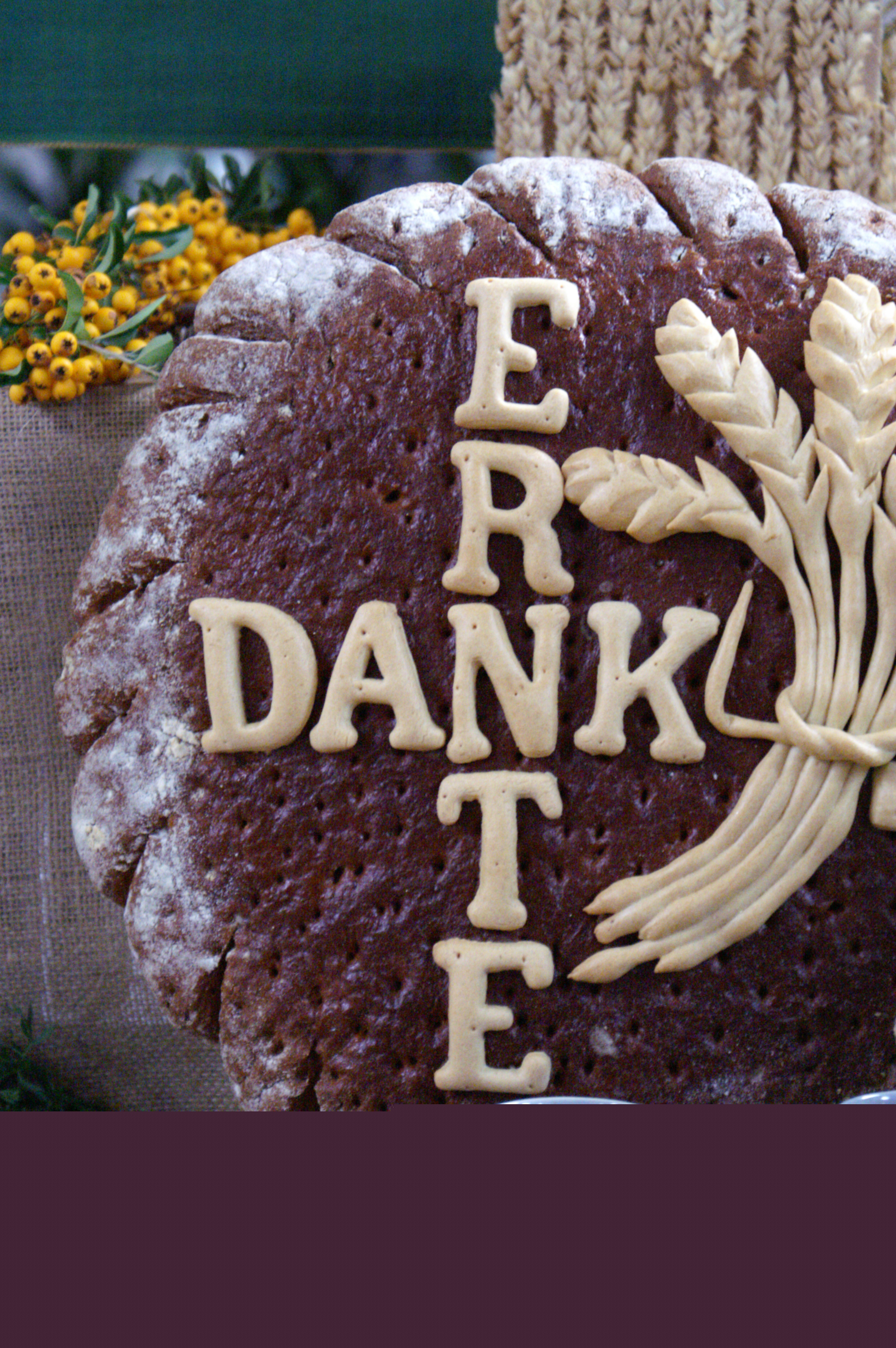 2125000584_205c98cbf8_o_by_norbert_staudt_pfarrbriefservice Brot mit 'Erntedank'