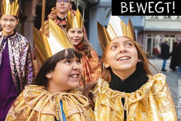 3 Kinder als Heilige drei Könige verkleidet mit goldenen Kronen auf dem Kopf