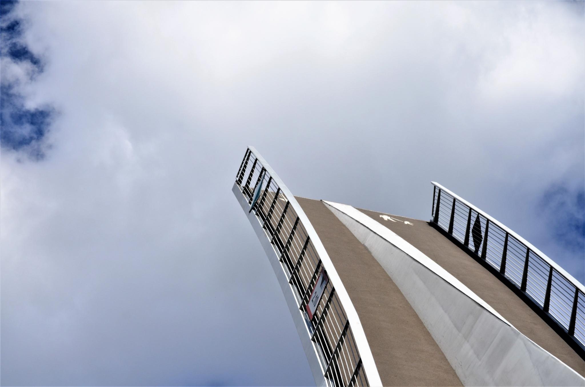 Das Bild zeigt eine aufragende Zugbrücke