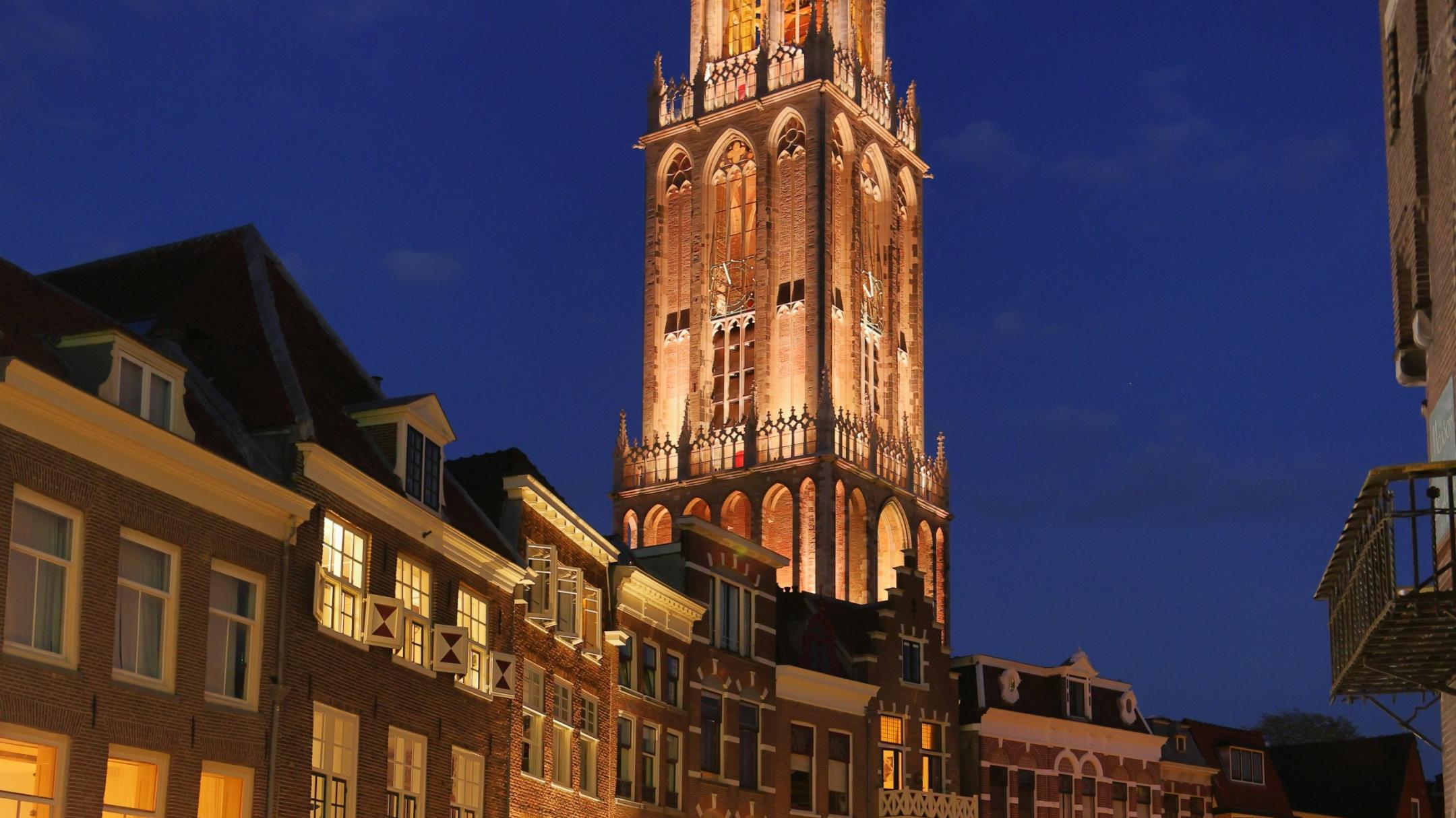 Nächtlicher Blick auf Utrecht und seinen Dom