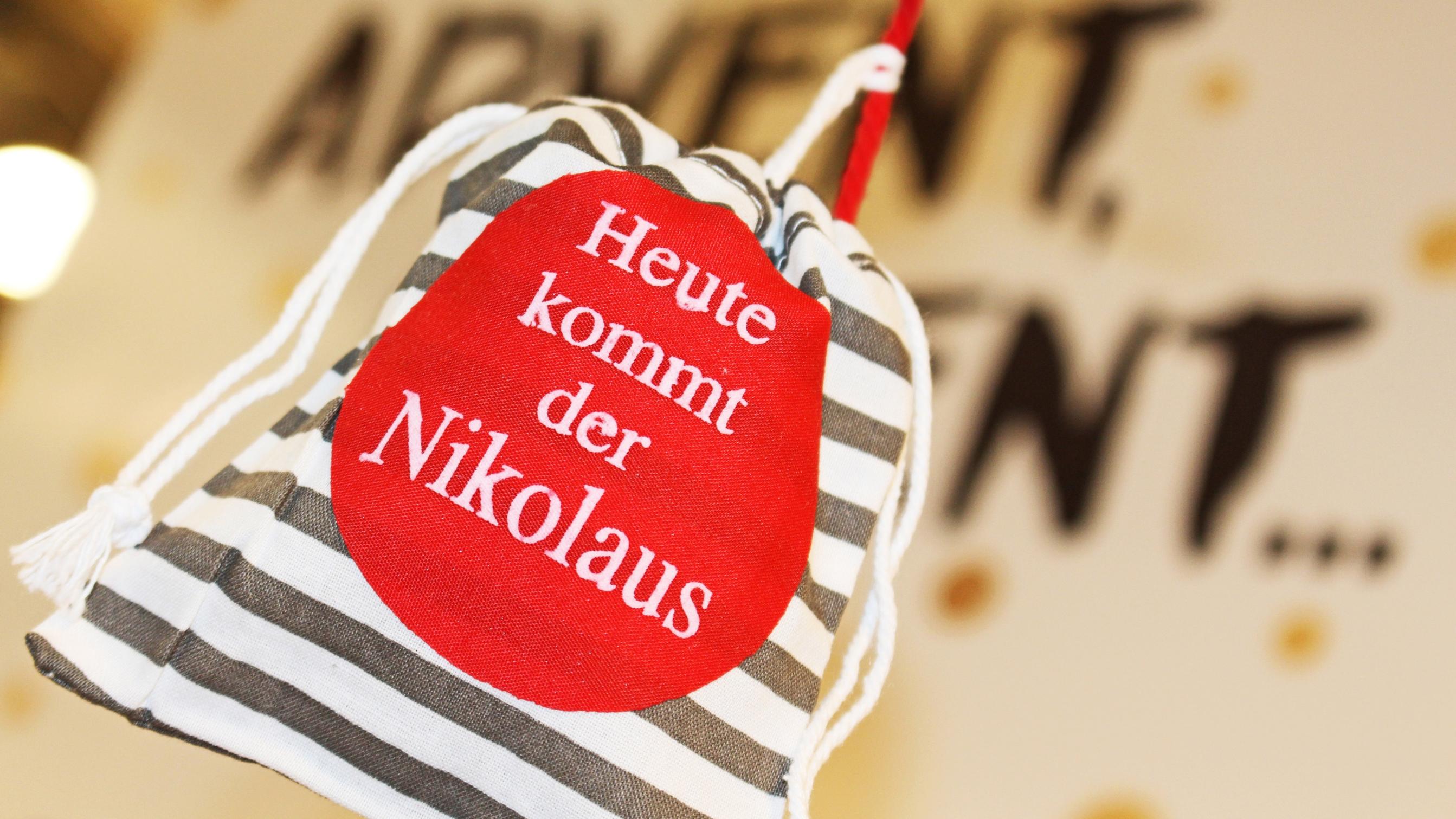 ein Jutesäckchen mit der Aufschrift Heute kommt der Nikolaus
